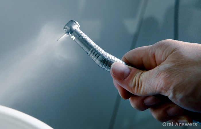 dental_drill_spraying_water-700x450 dental_drill_spraying_water-700x450